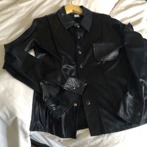 Blouse 80s inspired Black SZ Medium . It’s very fitted on the body . Great on